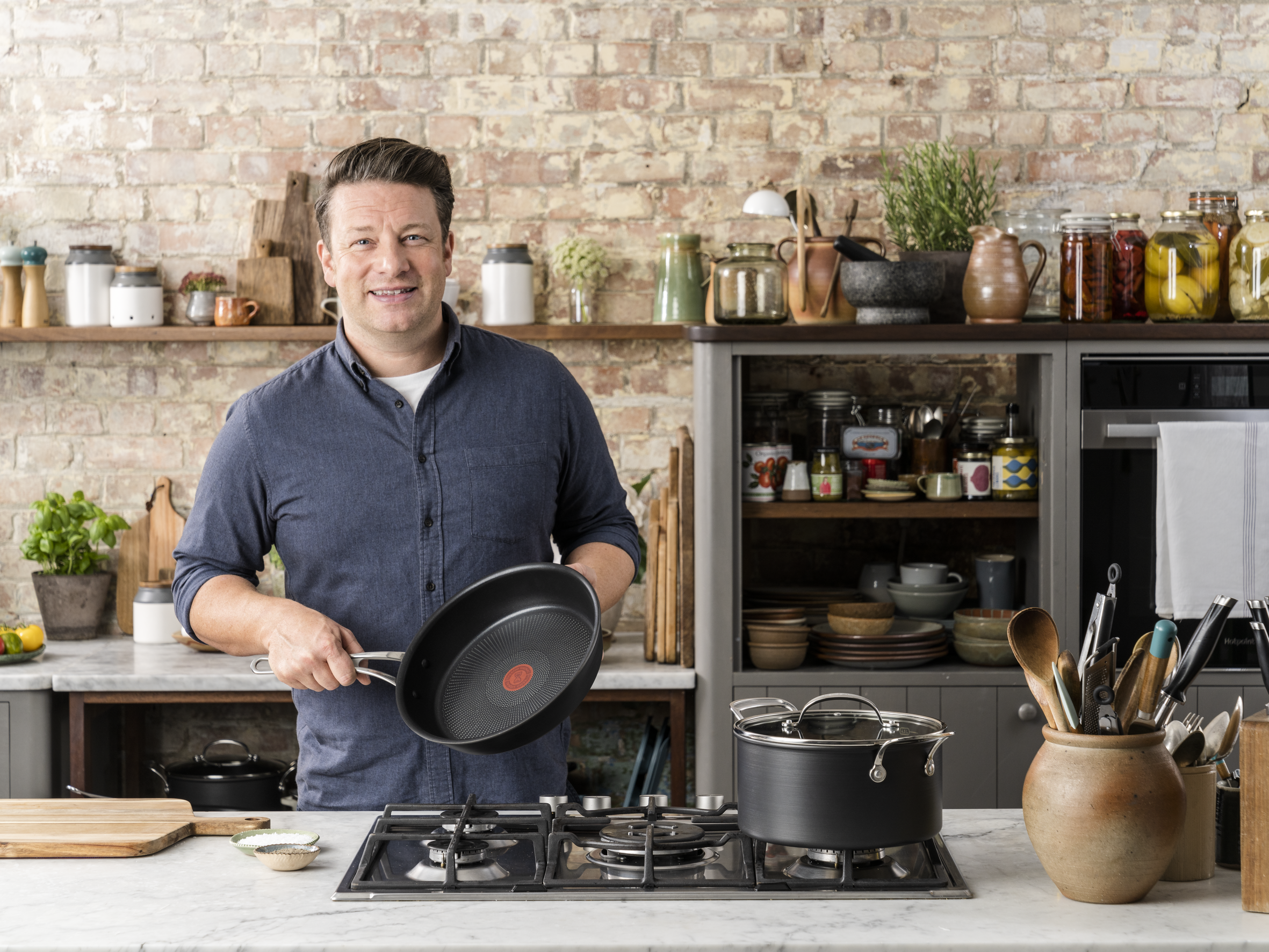 Jamie Oliver by Tefal Cook's Classics Induction Non-Stick Hard Anodised 5-Piece Cookware Set slider